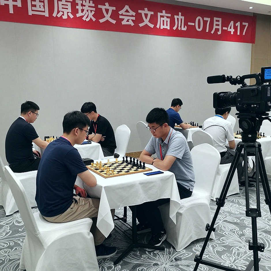 Món quà ngoại giao ẩn chứa canh bạc thế hệ: Tờ scoresheet World Cup của Sindarov và sự thật về 'kỳ thủ trẻ bong bóng'