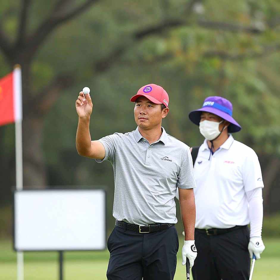 Todd Clements bùng nổ với 64 gậy (-6) ở vòng 1 Omega European Masters, dẫn đầu bảng với Ashun Wu