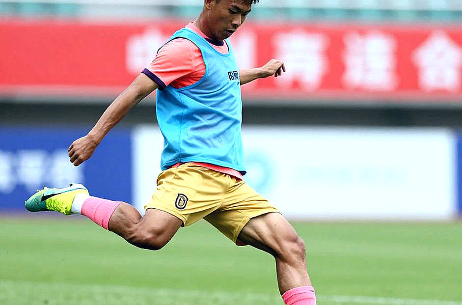 Chợ chuyển nhượng V-League: nơi tin nội bộ và tin đồn đội lốt nhau