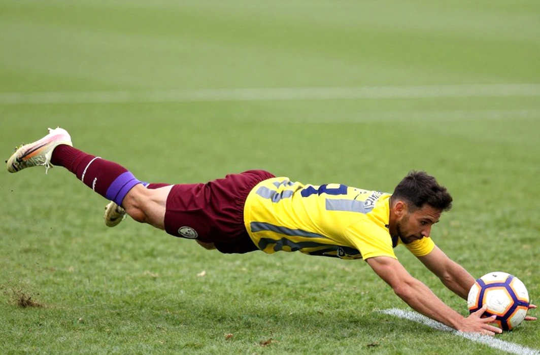 Vietnamese Football Sells Raw Material: Why the Export Contract Keeps Leaving the Fee Blank Vietnamese Football Sells Raw Material: Why the Export Contract Keeps Leaving the Fee Blank