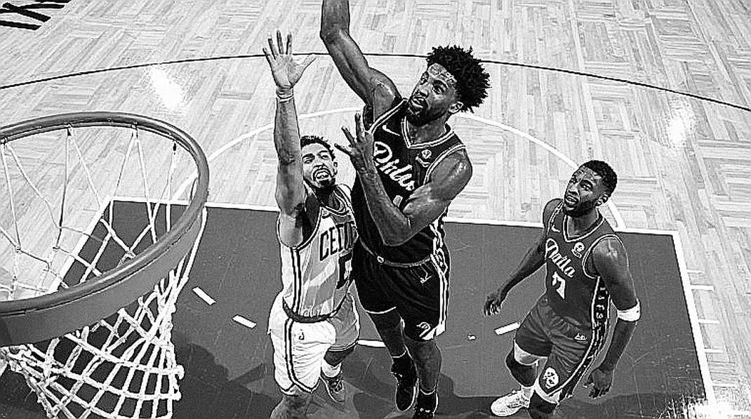 Barça ngược dòng hạ Efes 89-82 tại EuroLeague: Cú ném của Robinson và một bảng lực lượng đang rách