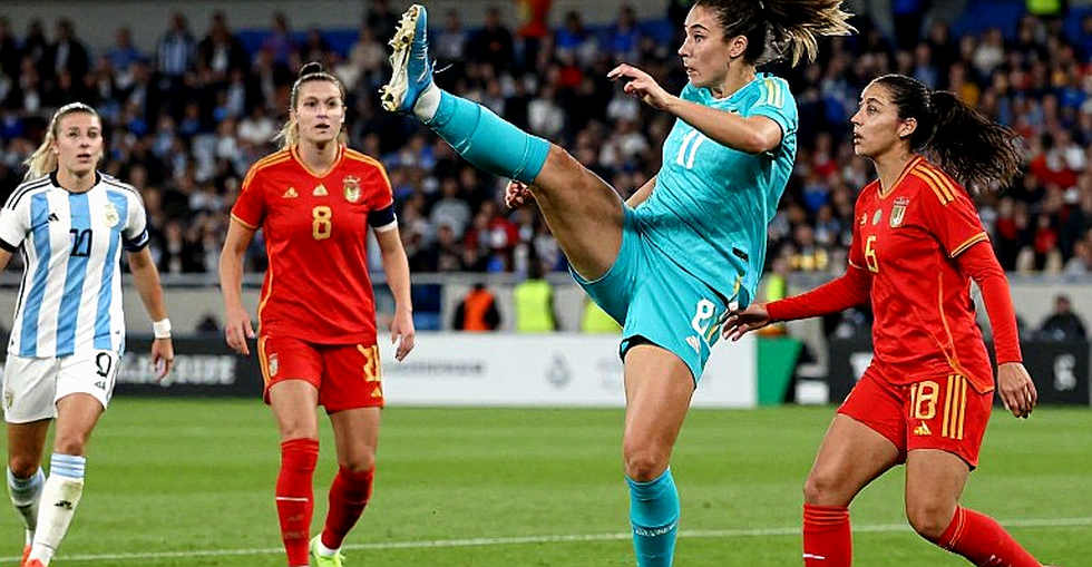 Hai trận để tự cứu mình: Khi dư luận ở Craven Cottage chín nhanh hơn khủng hoảng thật