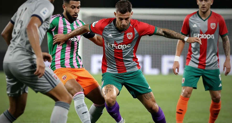 Thái Lan 2-0 Việt Nam: Cú sút phút 10 và khoảng trống mà bóng dài không lấp nổi